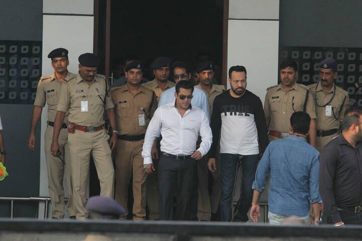 फिल्म 'हम साथ-साथ हैं' की शूटिंग के दौरान सलमान और कुछ अन्य कलाकारों पर एक अक्टूबर 1998 की रात काले हिरणों का शिकार करने का आरोप लगाया गया. अभिनेता पर अवैध हथियार रखने और उनका इस्तेमाल करने का आरोप भी लगा. आर्म्स एक्ट के प्रावधानों के उल्लंघन के आरोप में उनके खिलाफ मामला दर्ज किया गया था.
