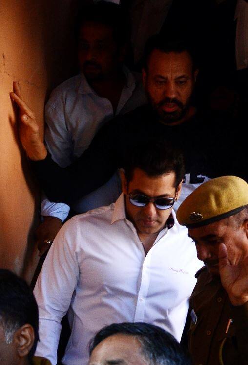'बजरंगी भाईजान' (एक फिल्म में सलमान के किरदार का नाम) नाम से मुंबई स्थित ‘भाईजना रेस्तरां’ ने यह खबर मिलने के बाद 50 प्रतिशत छूट की घोषणा कर दी है.