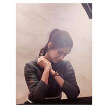 रिस्ट वॉच के प्रमोशन के लिए सोनम ने पहनी छोटी बहन की डिज़ाइन की हुई ड्रेस 