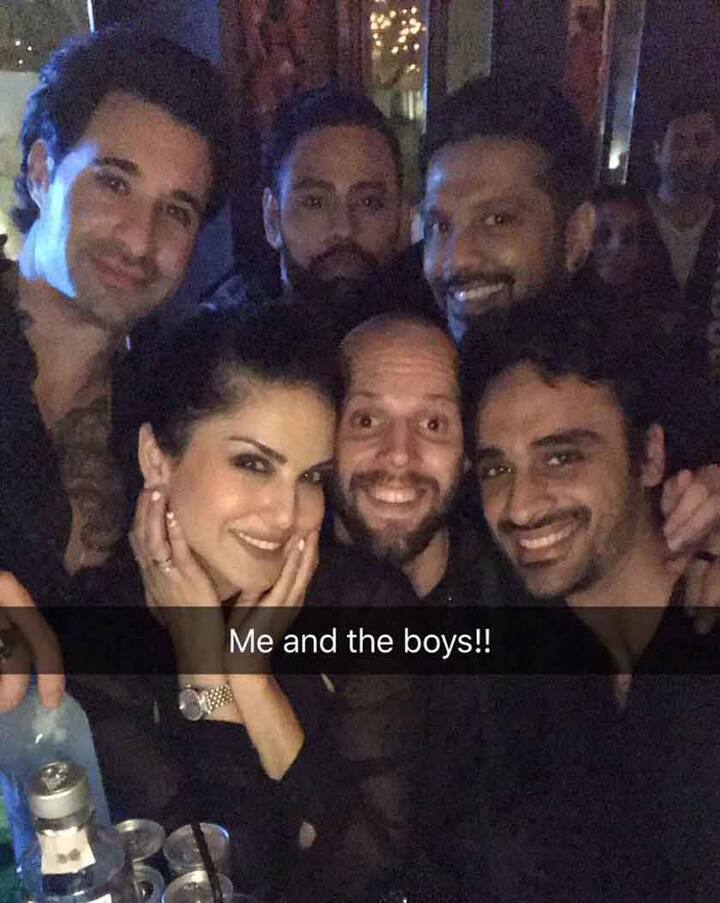 दोस्तों के साथ सनी लियोनी (Photo: Instagram)