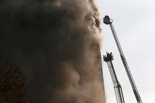 तस्वीरों में इमारत के सबसे उपरी मंजिल से आग की लपटें उठती हुई दिख रही थी. चार घंटे की आग के बाद यह इमारत बीते बृहस्पतिवार की दोपहर से पहले ढह गई. करीब 200 फायर ब्रिगेड कर्मी इमारत में आग पर काबू पाने की कोशिश कर रहे थे.