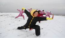 अफगानिस्तान: बर्फ से ढ़की चोटियों पर महिलाओं को सशक्त करने की लड़ाई लड़ रही हैं सीमा अज़ीमी