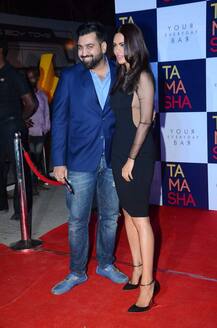 लॉन्च के दौरान ईशा गु्प्ता की ड्रेस पर थमीं सबकी निगाहें