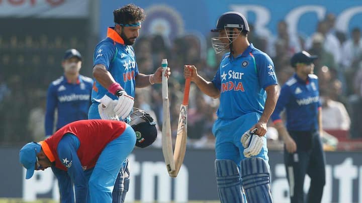  203 छक्कों के साथ धोनी सबसे ज्यादा छक्के लगाने वालों की लिस्ट में चौथे नंबर पर हैं.