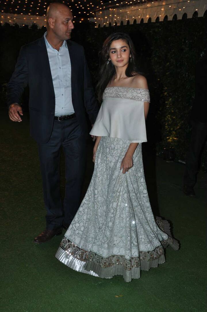 उनके बर्थडे में बॉलीवुड के कई सितारे शामिल हुए थे. साथ में उनकी खास दोस्त आलिया भट्ट भी वहां पहुंची थी.