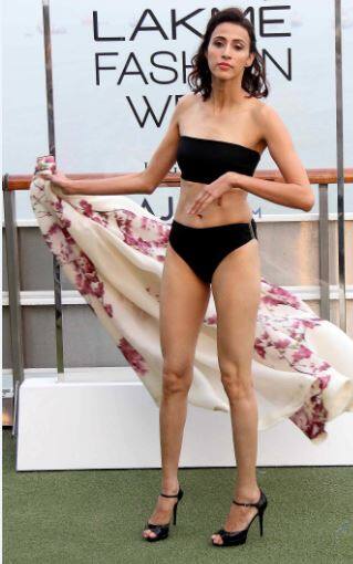 मोनिशा सिंह के डि़जाइन किए हुए ड्रेस में मॉडल अलेसिया राउत 