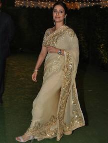 काफी समय बाद एक वेडिंग इवेंट में ट्रेडिशनल अवतार में नज़र आईं तब्बू, देखें Pics