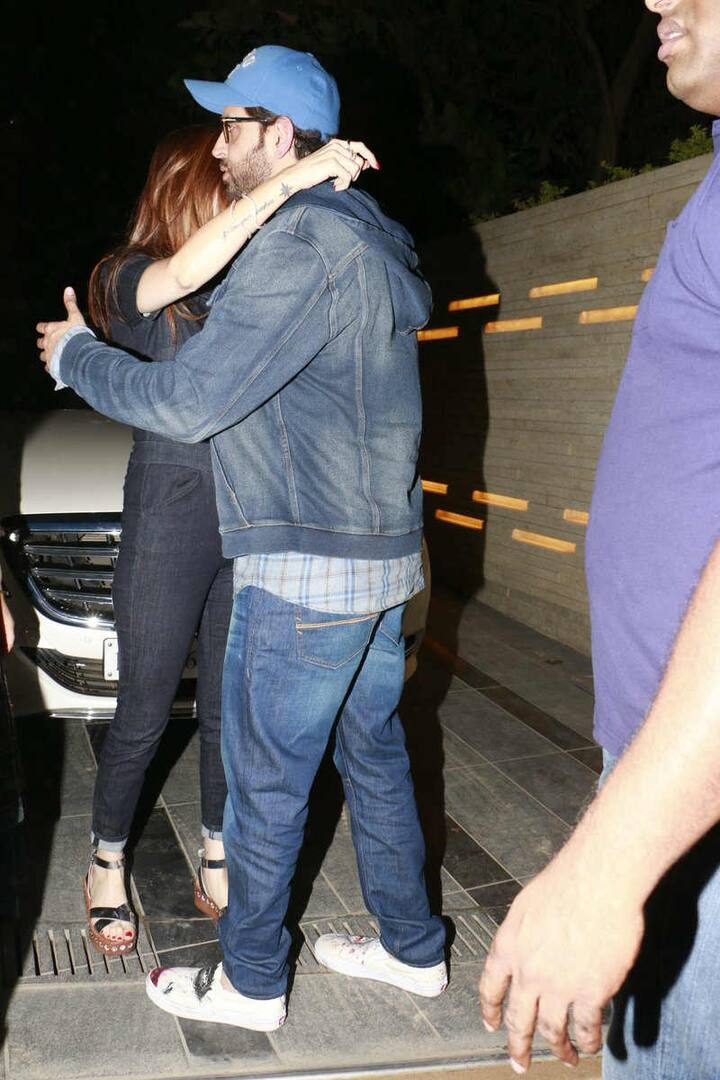 इस स्कीनिंग पर खास बात ये रही कि सुजैन खान कैमरे के सामने ऋतिक को गले लगाकर बधाई देती नजर आईं. (Photo: Manav Mangalani)