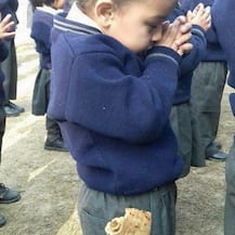 प्रार्थना की लाइन में खड़े स्कूल के बच्चे की जेब में पराठा, सोशल मीडिया पर तस्वीर वायरल