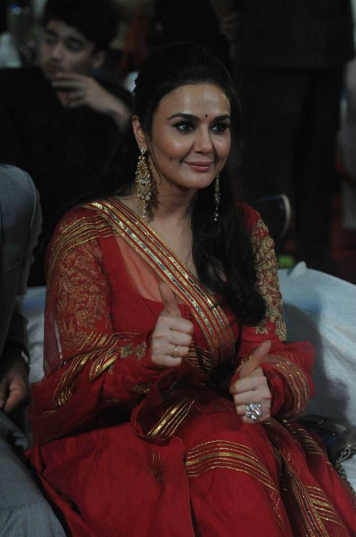 प्रीति ने इस समारोह की कुछ तस्वीरें अपने ट्विटर पर भी पोस्ट कीं. Some more photos from last night ????. #Umang2017. #Aboutlastnight #Happiness #mumbaipoliceshow #akshaykumar #shahidkapoor #Manishpaul pic.twitter.com/ErW4e5ZckF— Preity zinta (@realpreityzinta) January 22, 2017