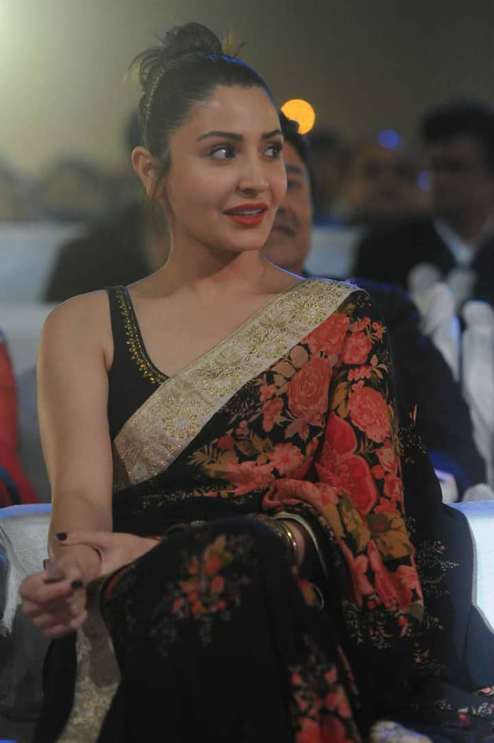 कार्यक्रम में अनुष्का शर्मा साड़ी पहनकर पहुंची थी. इस दौरान वो काफी खूबसूरत लग रही थी.