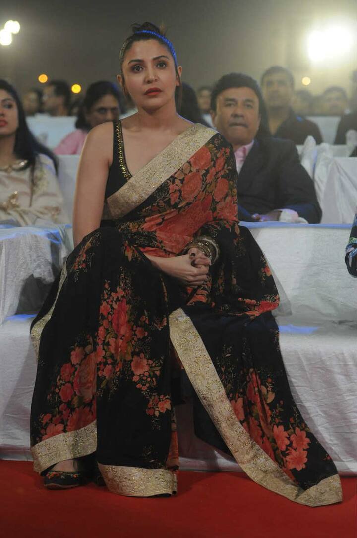 अनुष्का ने इस दौरान ब्लैक कलर का स्लीवलेस ब्लाउज पहना था.