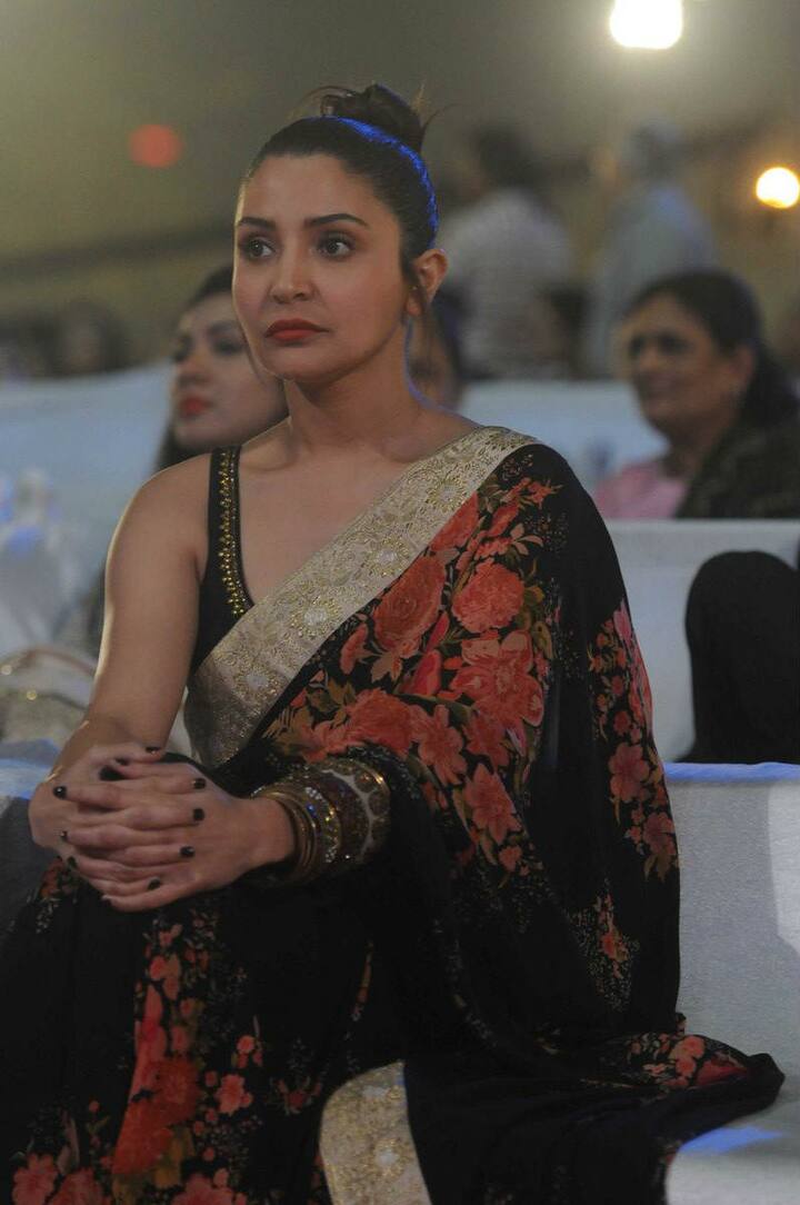 अनुष्का शर्मा ने इस शो में किसी तरह की कोई ज्वैलरी नहीं पहनी थी.