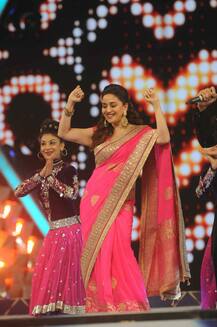 PICS: कंगना-कैटरीना से लेकर माधुरी-प्रीति जिंटा तक, \'उमंग\' में दिखा अभिनेत्रियों का ट्रेडिशनल अवतार