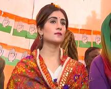 वोट के लिए गलियों में घूम रही हैं महलों में रहने वाली!