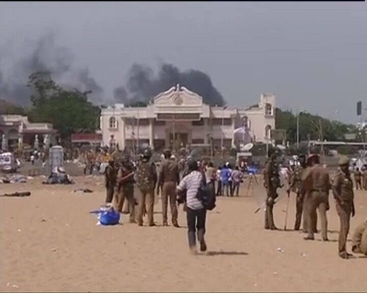 चेन्नई ही नहीं आज तमिलनाडु के दूसरे हिस्सों में जबर्दस्त हिंसा हुई है. मदुरै से लेकर कोयंबटूर हर जगह हिंसक प्रदर्शन हुए. प्रदर्शनकारियों की मांग है कि उन्हें अध्यादेश नहीं कानून चाहिए. जिससे इस समस्या का हमेशा के लिए खत्म किया जा सके.