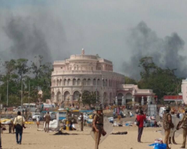 प्रदर्शनकारियों की मांग है कि जल्लीकट्टू पर फिर रोक न लगे. सरकार पहले इसका फाइनल इंतजाम करे. तभी हम जलीकट्टू मनाएंगे. प्रदर्शनकारी, पशुओं के अत्याचार के खिलाफ आवाज उठाने वाली संस्था पेटा पर भी बैन की मांग कर रहे थे.