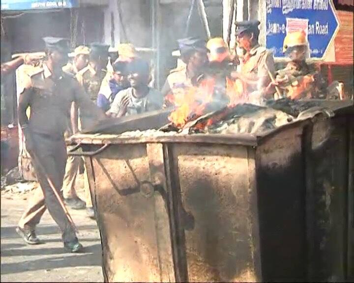 प्रदर्शनकारियों ने थाने सहित वहां खड़ी बाइक और गाड़ियों में भी आग लगा दी. आग बुझाने के लिए दमकल की गाड़ियां मौके पर पहुंची गई हैं. पुलिस ने प्रदर्शन कर रहे करीब 150 लोगों के हिरासत में ले लिया.