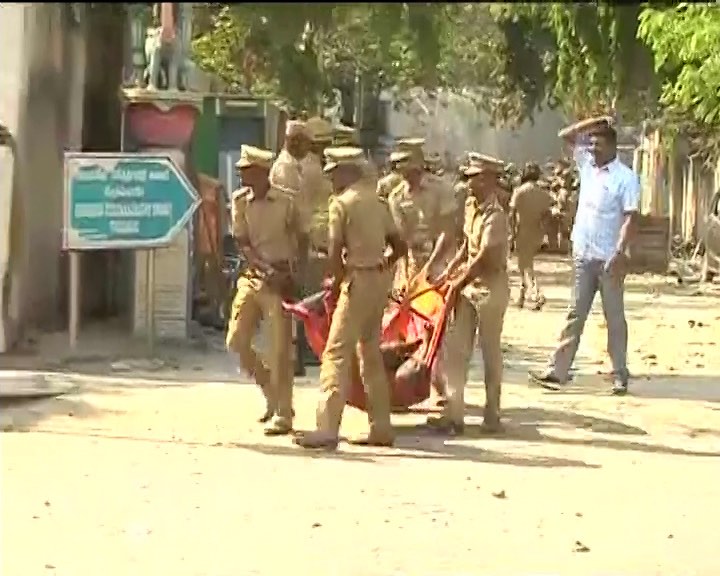 आपको बता दें कि पूरे राज्य में इस वक्त जल्लीकट्टू पर जंग हो रही है. सुप्रीम कोर्ट ने इस पर बैन लगाया तो तमिलनाडु सरकार इसके खिलाफ अध्यादेश लेकर आई औऱ खेल को फिर से शुरु कराया. लेकिन परंपरा और संस्कृति के बीच ये भी सच है कि इसमें लोगों की जान जाती है. जल्लीकट्टू खेलने के दौरान कल दो लोगों की मौत भी हो चुकी है और विरोध प्रदर्शनों की वजह से दक्षिण रेलवे को अपनी 19 ट्रेनें कैंसल करनी पड़ी हैं.