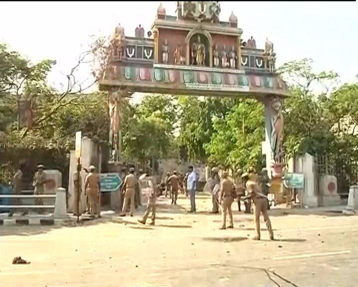 फिलहाल जल्लीकट्टू पर लाए गए अध्यादेश को कानून में बदलने के लिए तमिलनाडु विधानसभा में सत्र चल रहा है. तमिलनाडु सरकार अध्यादेश को रिप्लेस करने के लिए बिल लेकर आई है. बिल के जरिए Prevention of Cruelty to Animals Act, 1960 में संशोधन किया जाएगा. ताकि जल्लीकट्टू पर कोई कभी कोई रोक न रहे.