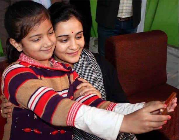 अपर्णा को अक्सर बच्चों के साथ सेल्फी लेते हुए देखा गया है.