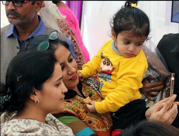 लखनऊ कैंट से अपर्णा का मुकाबला हाल ही में काग्रेंस छोड़कर बीजेपी में शामिल हुईं रीता बहुगुणा जोशी से होगा. (All Pictures Credit- Facebook)