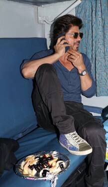 IN PICS: ट्रेन में \'रईस\', सनी लियोनी भी आ रही हैं साथ...!