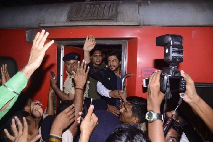 शाहरुख आज ‘अगस्त क्रांति’ नामक ट्रेन में सवार हुए, जो मुंम्बई सेंट्रल से शाम 5.48 बजे पर रवाना हुई. ट्रेन की रवानगी का समय 5.40 था लेकिन शाहरुख तब तक प्लेटफॉर्म पर नहीं पहुंच पाए थे. (तस्वीरें- Solaris, मानव मंगलानी और सोशल मीडिया)