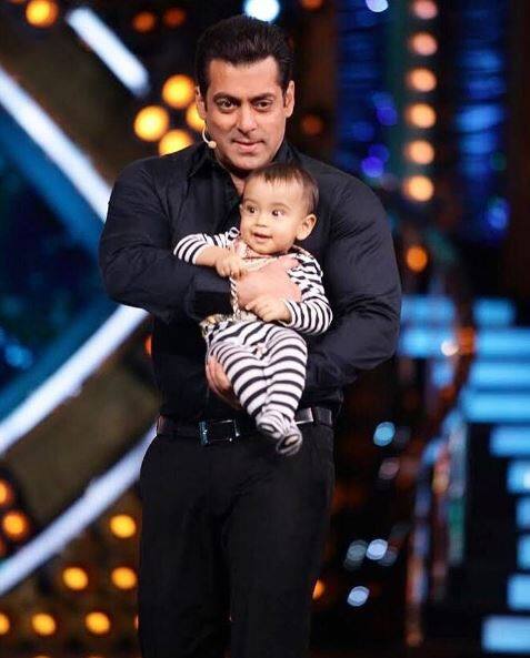 आहिल तस्वीरों में सलमान के ब्रेसलेट के साथ खेलते हुए नजर आ रहे हैं. आपको बता दें कि सलमान की बहन अर्पिता की शादी बिजनेसमैन आयुष शर्मा से हुई है. उनके बेटे आहिल का जन्म पिछले साल मार्च में हुआ.