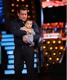 \'बिग बॉस\' के सेट पर मामू सलमान खान के साथ नजर आए नन्हें आहिल