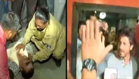 ट्रेन से फिल्म के प्रमोशन के लिए निकले शाहरुख, वडोदरा में भगदड़ से एक की मौत ट्रेन से फिल्म के प्रमोशन के लिए निकले शाहरुख, वडोदरा में भगदड़ से एक की मौत