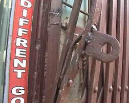 दिल्ली: ज्वेलरी की दुकान में घुस सारा माल ले उड़े चोर, सीसीटीवी कैमरे में कैद हुई वारदात