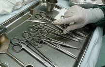 ऑपरेशन में गड़बड़ी के कारण आंत कटने से एक महिला की हुई मौत, पांच अन्य अस्पताल में भर्ती