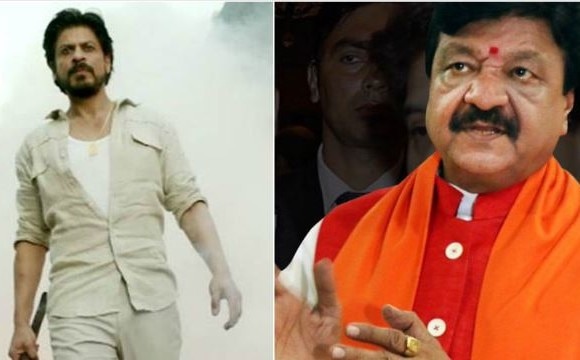 एक तरफ जहां सुपरस्टार शाहरुख खान अपनी आने वाली फिल्म ‘रईस’ के प्रमोशन के लिए कोई तरकीब नहीं छोड़ना चाहते हैं वहीं बीजेपी नेता कैलाश विजयवर्गीय भी शाहरुख खान पर परोक्ष रूप से हमला करने का कोई मौका जाने नहीं देना चाहते हैं. इस बार बीजेपी महासचिव कैलाश विजयवर्गीय ने शाहरुख खान पर निशाना साधते हुए उनकी तुलना अंडरवर्ल्ड डॉन दाऊद इब्राहिम से की. आगे जानें, 'रईस' को लेकर कैलाश विजयवर्गीय ने क्या-क्या कहा है?