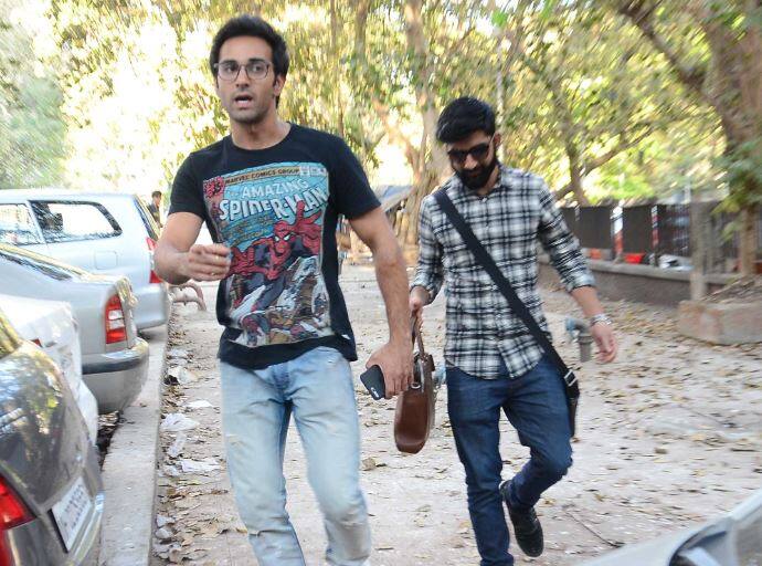 संभवत: पुलकित उस वक्त अपना आपा खो बैठे जब अदालत से बाहर निकलते वक्त उन्होंने फोटोग्राफरों को अपनी तस्वीर लेते देखा.