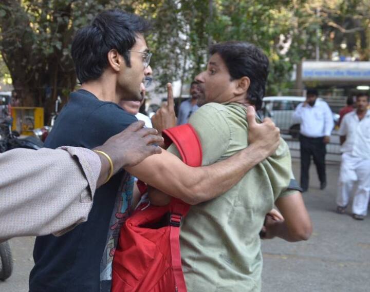 ये हाथापाई उस वक्त हुई जब पुलकित अपने तलाक के सिलसिले में अदालत पहुंचे थे.