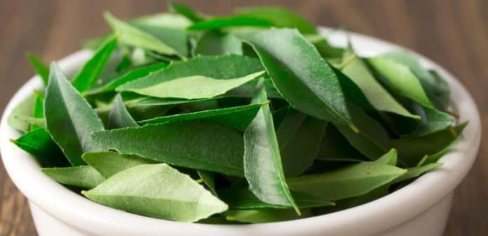 Easy Curry Leaves Recipes To Get Flawless Skin खूबसूरती के लिए करी पत्ते का ऐसे इस्तेमाल किया है कभी!