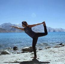 IN PICS: हिमालय की पहाड़ियों के बीच देखें \'रंगीला गर्ल\' उर्मिला मातोंडकर का योगा अवतार