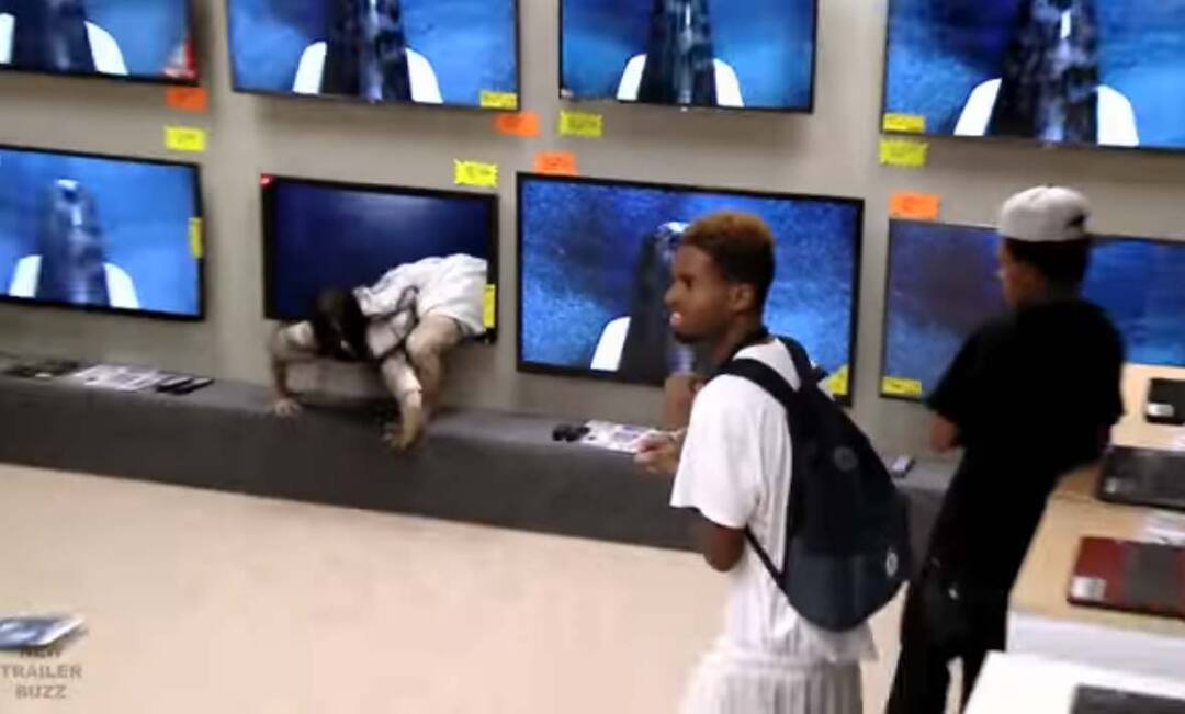 Tv Rings Scared ऐसा प्रैंक जिसे देख एकबारगी तो आप डर ही जाएंगे, देखें वीडियो!
