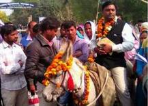 यूपी: गदहे पर बैठ कर पर्चा भरने पहुंचे, पुलिस ने दर्ज की एफआईआर