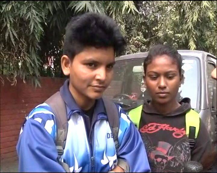 उसके साथ राशि और शीतल ने बस स्टैंड की ओर भागने लगीं. बस स्टैंड पर पहुंचते ही ऋतु ने साथ चढ़े दोनो लड़कों को वहीं खड़ा देखा और समझ गई कि मोबाइल उन्होंने ही छीना है. लड़कों से पूछने पर वो पहले टालने लगे फिर वहां से भागने की कोशिश की. आगे जानें...