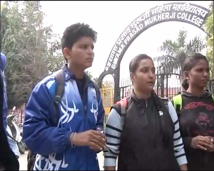 ये देखते ही तीनो सहेलियो ने मिलकर एक बदमाश को धर दबोचा और उसकी जमकर धुनाई की. हालांकि, दूसरा बदमाश फरार होने में कामयाब रहा. पिटाई खाए बदमाश ने उन्हें वो जगह भी दिखा दी जहां उसने मोबाइल फेंका था. इस बीच पुलिस भी मौके पर पहुंच गई और बदमाश को गिरफ्त में ले लिया. आगे जानें...