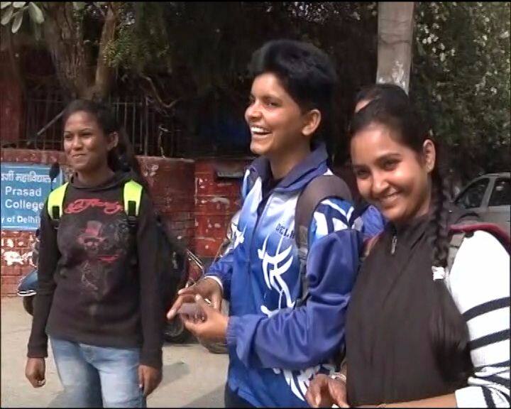 ऋतु और राशि नेशनल हॉकी प्लयेर हैं और शीतल नेशनल कबड्डी प्लयेर. तीनो ने बताया कि उनके खिलाड़ी होने के कारण उन्हें बदमाशों को पकड़ने में काफी मदद मिली. घटना के वक्त उनके दिमाग में सिर्फ उन बदमाशों को पकड़ने का ख्याल था कोई डर नही. महज़ 18 साल की उम्र में इन तीनों लड़कियों ने जिस बहादुरी का परिचय दिया है वो सभी के लिए एक मिसाल है.