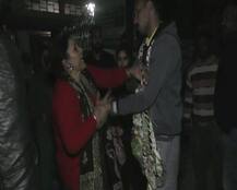 बीवी ने उतारा दारोगा जी के सिर पर चढ़ा \'आशिकी\' का भूत, सरे राह चप्पलों से पीटा