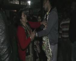 बीवी ने उतारा दारोगा जी के सिर पर चढ़ा 'आशिकी' का भूत, सरे राह चप्पलों से पीटा