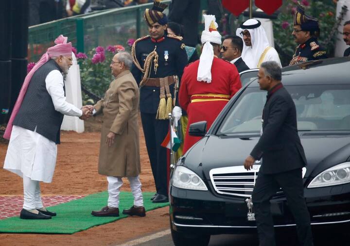 प्रधानमंत्री मोदी देश के राष्ट्रपति प्रणव मुखर्जी का स्वागत करते हुए.