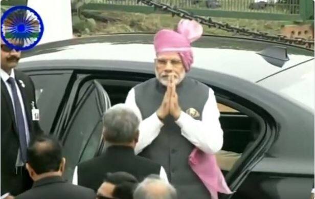 राजपथ पर अभिवादन स्वीकार करते हुए प्रधानमंत्री मोदी.