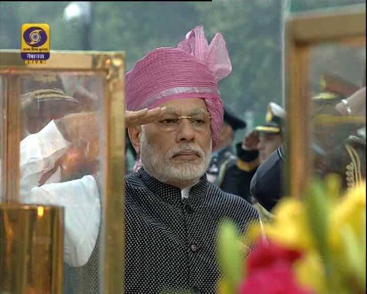 पीएम मोदी अमर जवान ज्योति को सलामी देते हुए.