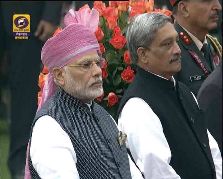 प्रधानमंत्री मोदी के साथ रक्षा मंत्री मनोहर पर्रिकर