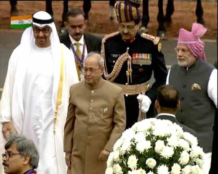 सलामी मंच की तरफ बढ़ते हुए राष्ट्रपति.